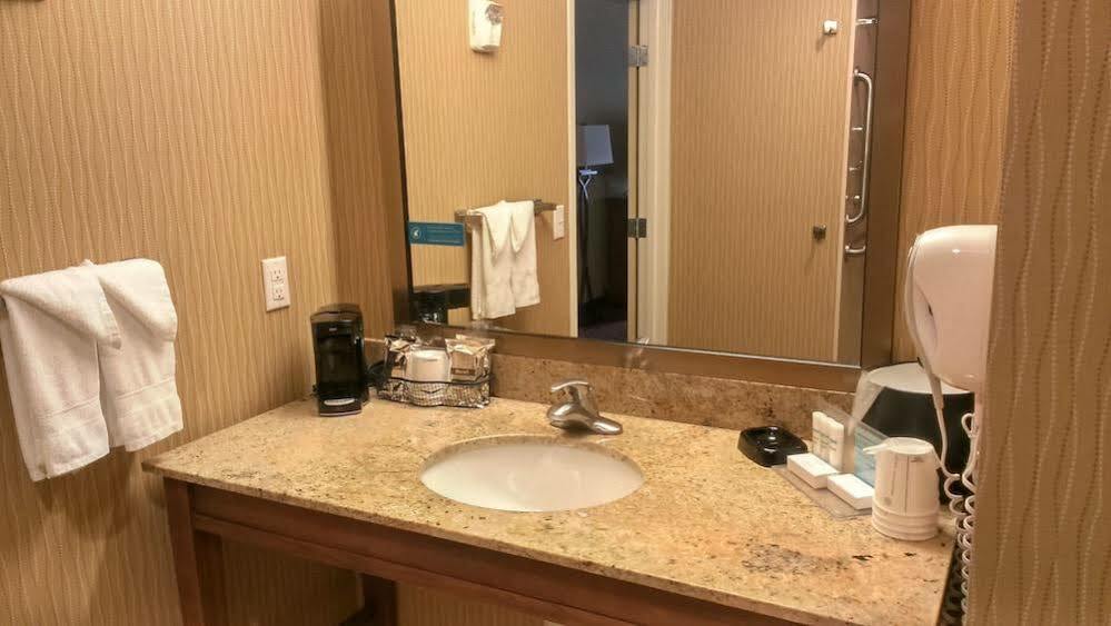Hampton Inn And Suites Seattle - Airport / 28Th Avenue Ситак Экстерьер фото