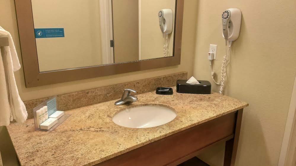 Hampton Inn And Suites Seattle - Airport / 28Th Avenue Ситак Экстерьер фото